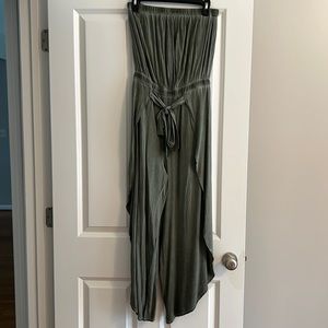 Pleated strapless jumper.